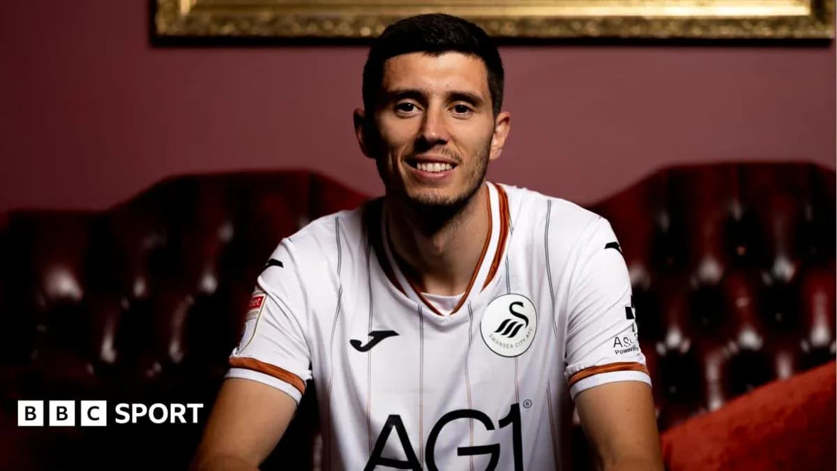 Jugador de Swansea City posando con camiseta del equipo Jugador de Swansea City posando con camiseta del equipo