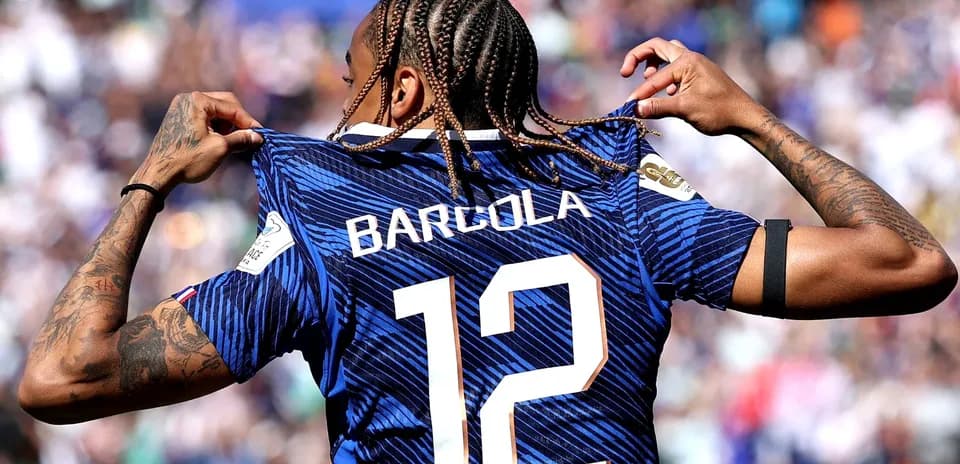 Jugador mostrando su camiseta con el número 12 Jugador mostrando su camiseta con el número 12