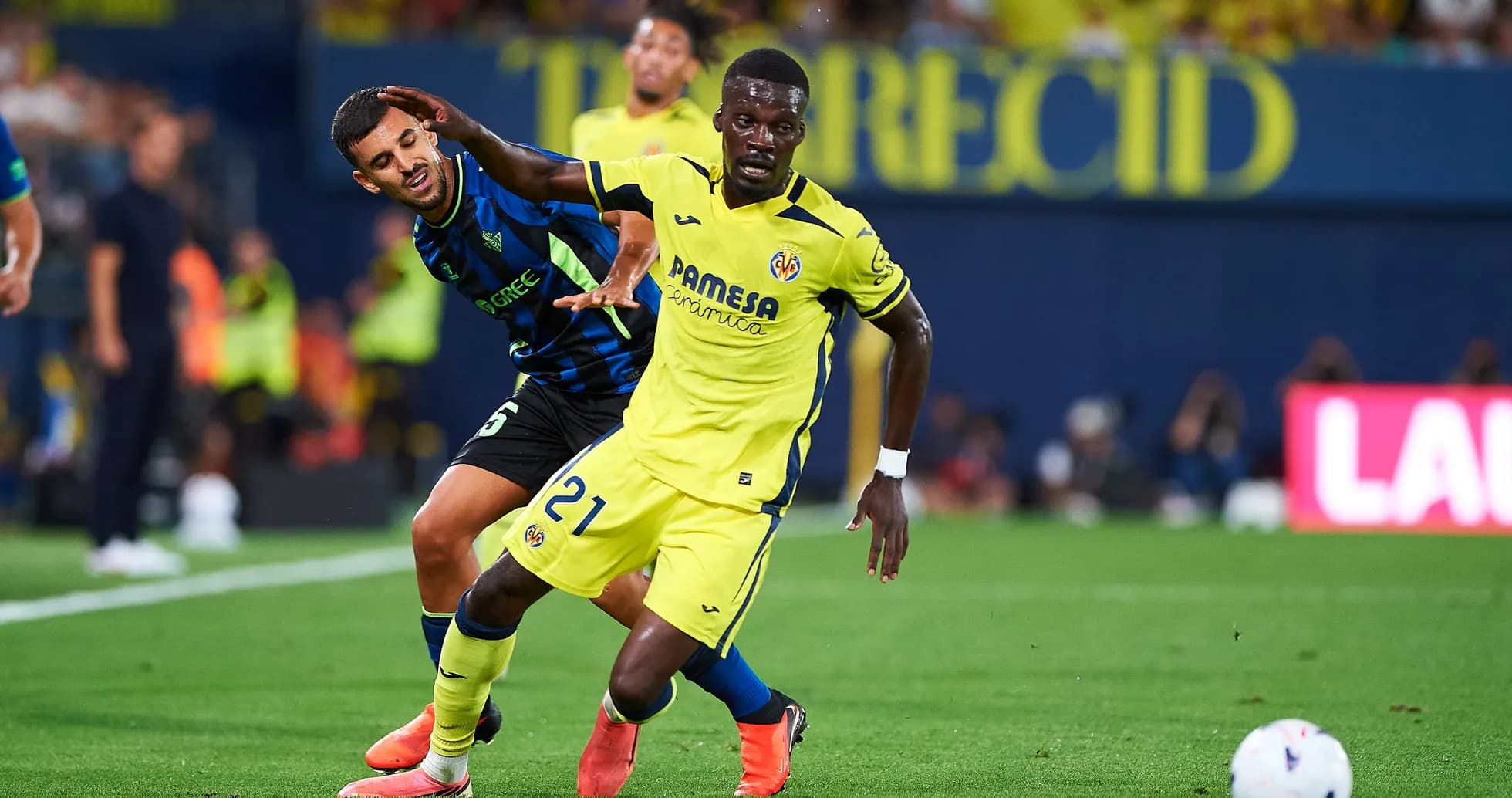 Jugador de Villarreal luchando por el balón en partido Jugador de Villarreal luchando por el balón en partido