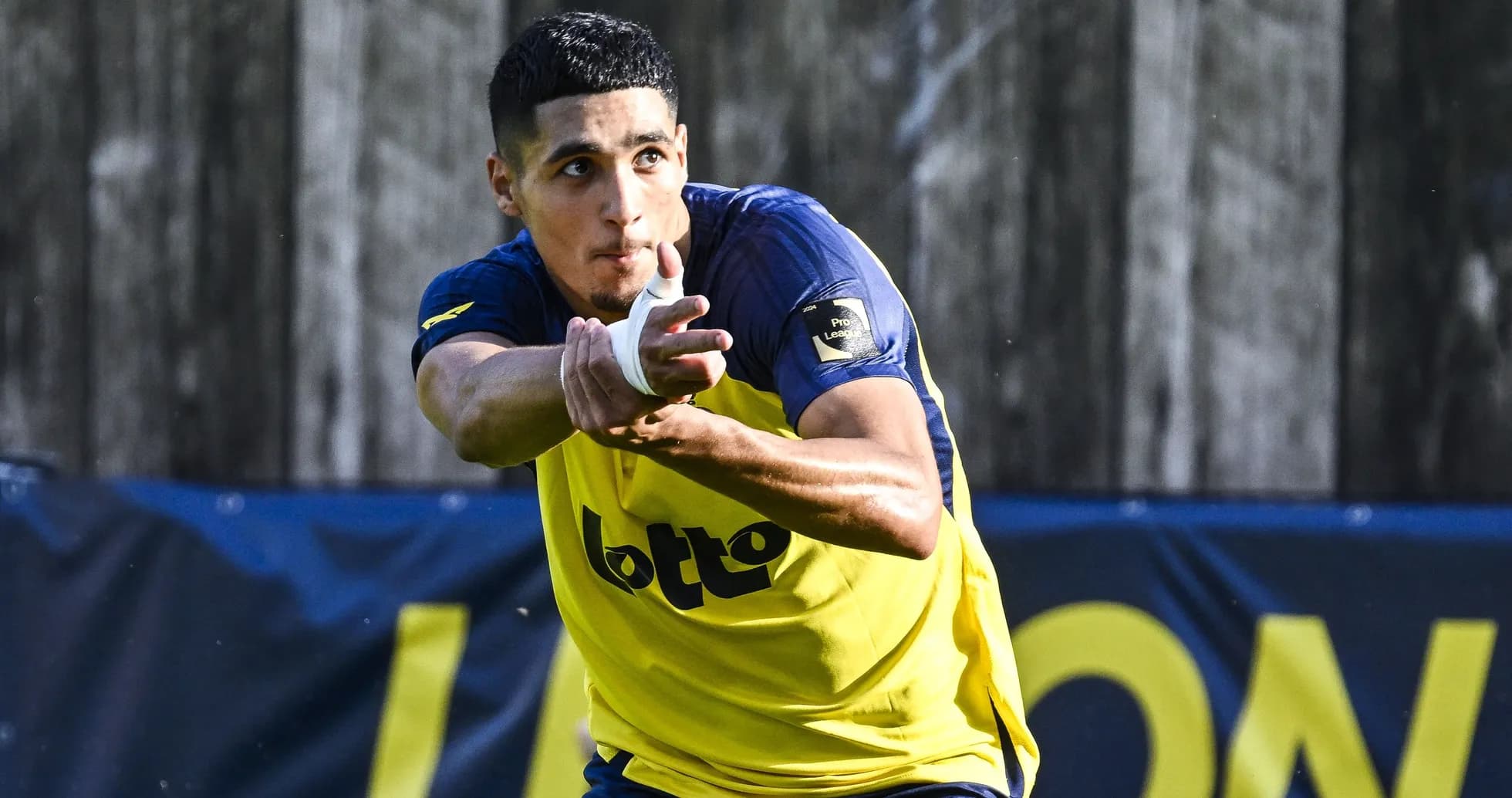 Jugador entrenando con camiseta amarilla y azul Jugador entrenando con camiseta amarilla y azul
