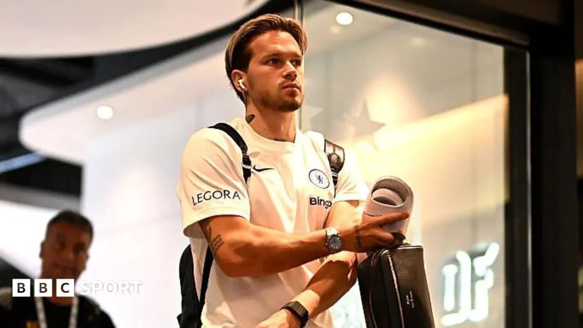 Jugador de Chelsea llegando al aeropuerto con equipaje Jugador de Chelsea llegando al aeropuerto con equipaje