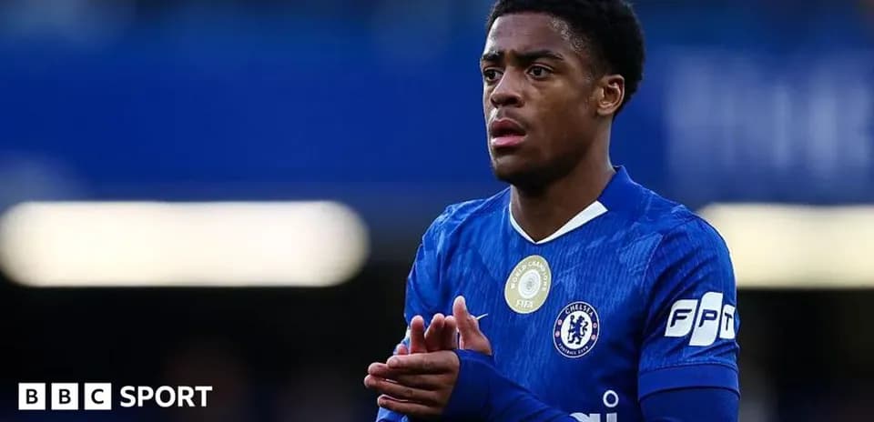Jugador de Chelsea aplaudiendo durante el partido Jugador de Chelsea aplaudiendo durante el partido
