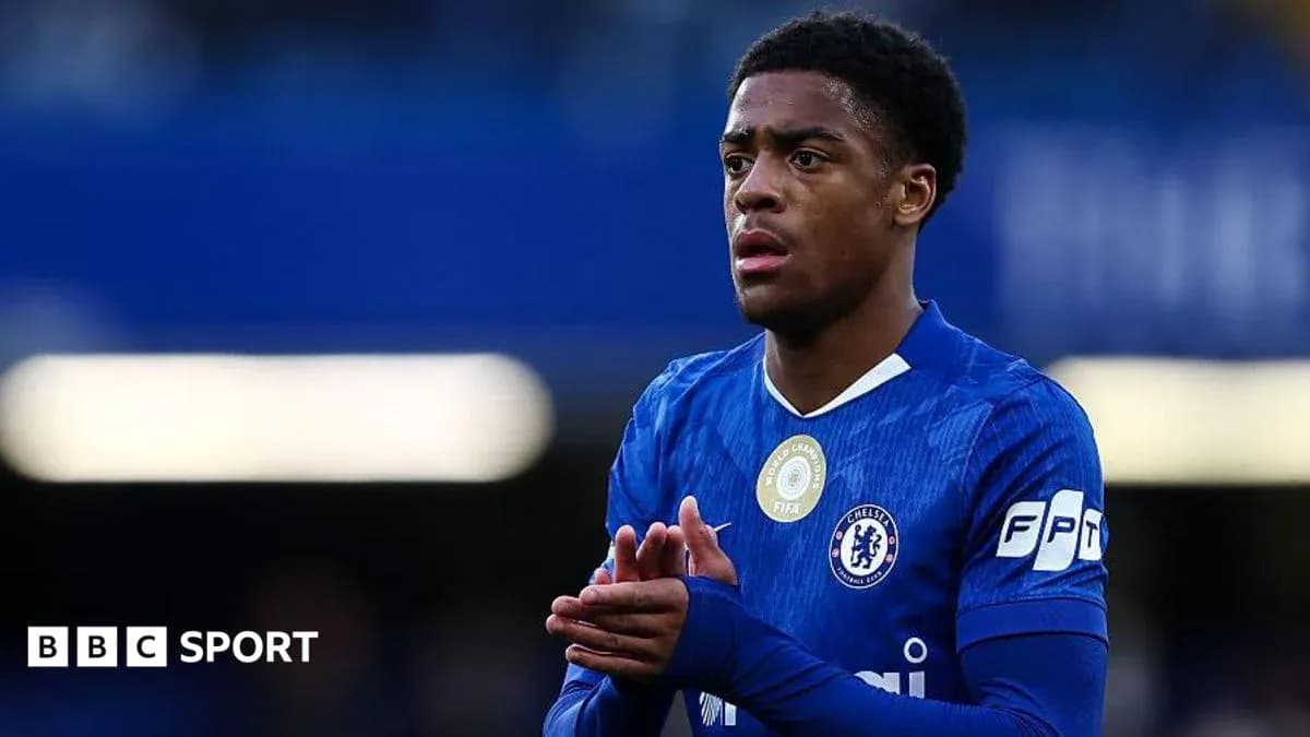Jugador de Chelsea aplaudiendo durante el partido Jugador de Chelsea aplaudiendo durante el partido
