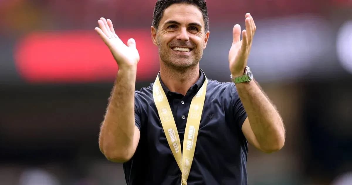 Entrenador aplaudiendo con medalla al cuello Entrenador aplaudiendo con medalla al cuello
