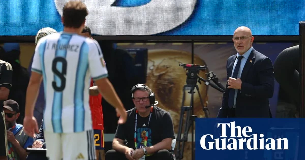 Jugador de Argentina saliendo del campo durante partido Jugador de Argentina saliendo del campo durante partido