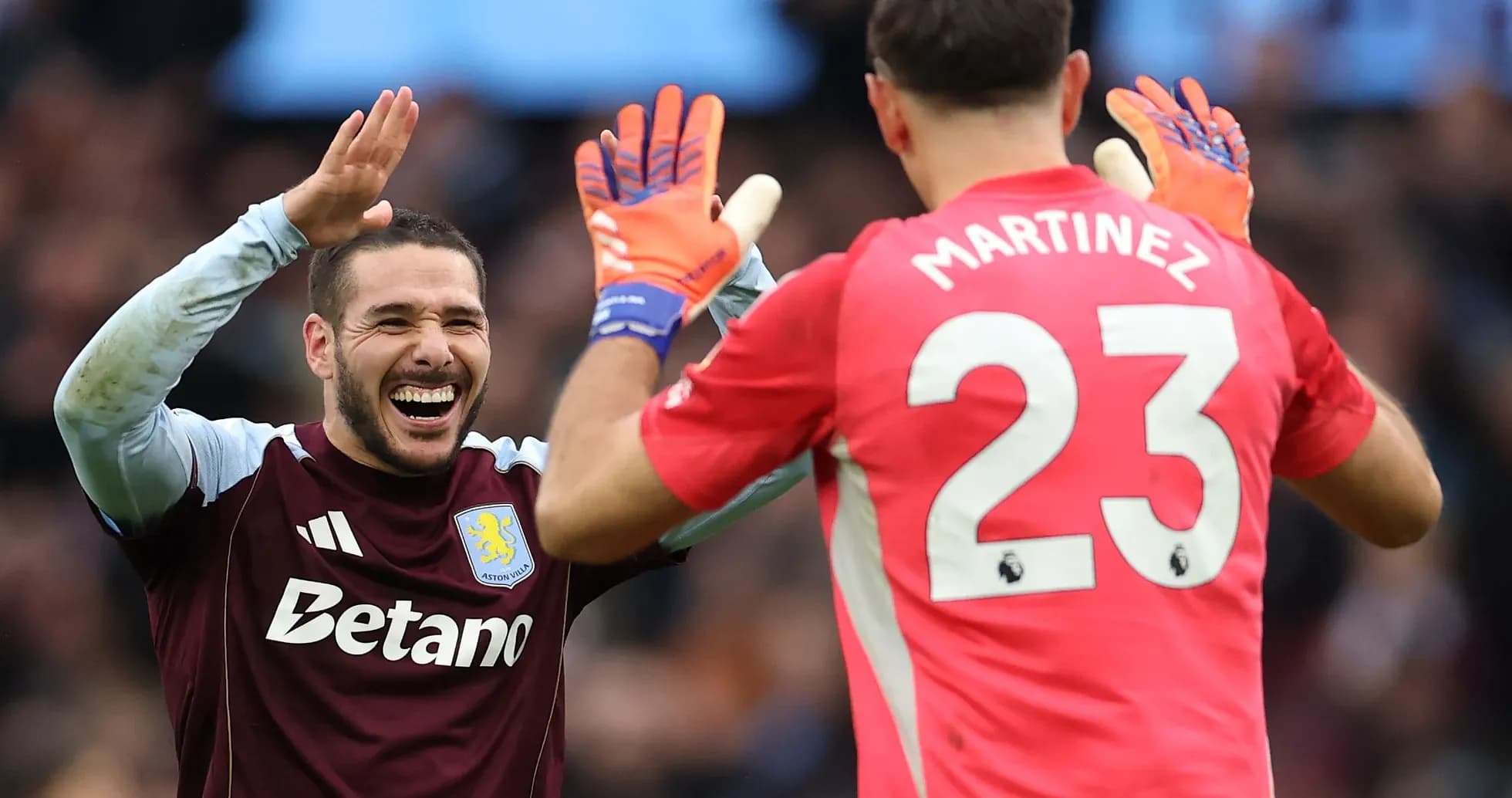 Jugadores de Aston Villa celebrando juntos Jugadores de Aston Villa celebrando juntos
