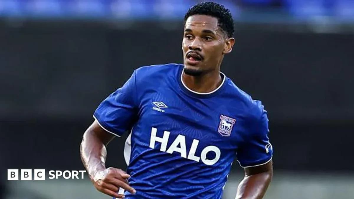 Jugador corriendo con camiseta de Ipswich Town Jugador corriendo con camiseta de Ipswich Town