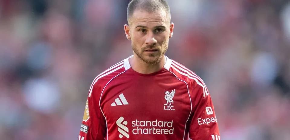 Jugador de Liverpool FC en uniforme rojo durante el partido Jugador de Liverpool FC en uniforme rojo durante el partido