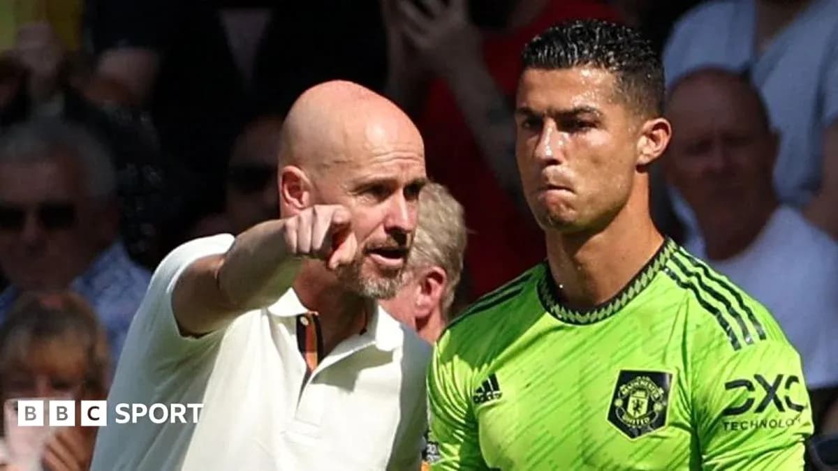 Entrenador hablando con jugador en partido Entrenador hablando con jugador en partido