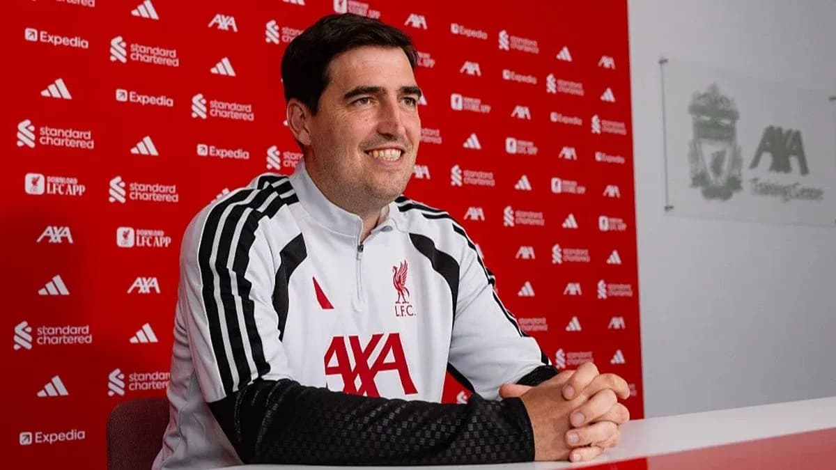 Entrenador sentado en conferencia de prensa en Liverpool Entrenador sentado en conferencia de prensa en Liverpool