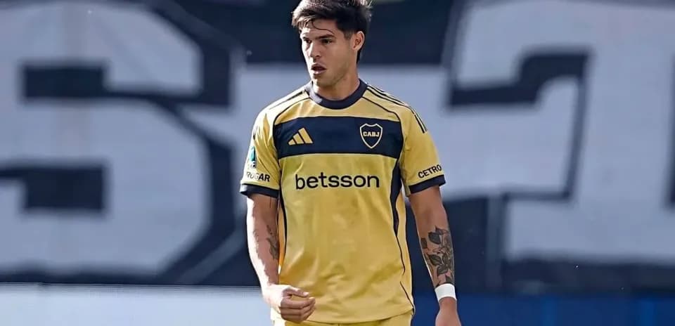 Jugador de Boca Juniors en partido de fútbol Jugador de Boca Juniors en partido de fútbol