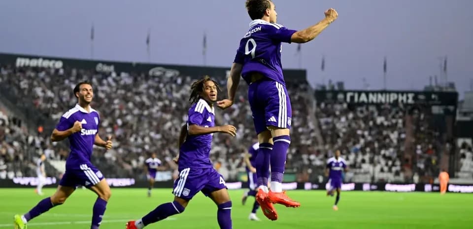 Jugadores de Anderlecht celebrando un gol Jugadores de Anderlecht celebrando un gol