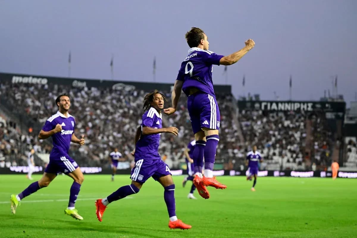 Jugadores de Anderlecht celebrando un gol Jugadores de Anderlecht celebrando un gol