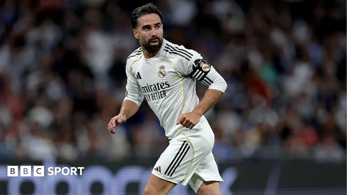 Jugador de Real Madrid corriendo en el campo Jugador de Real Madrid corriendo en el campo