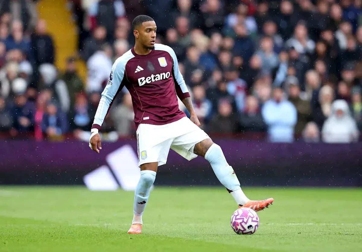 Jugador de Aston Villa controlando el balón en el campo Jugador de Aston Villa controlando el balón en el campo