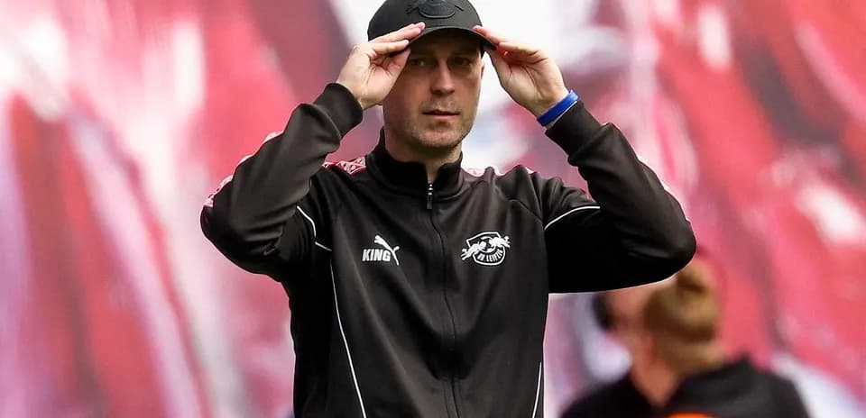 Entrenador ajustando su gorra en el campo Entrenador ajustando su gorra en el campo