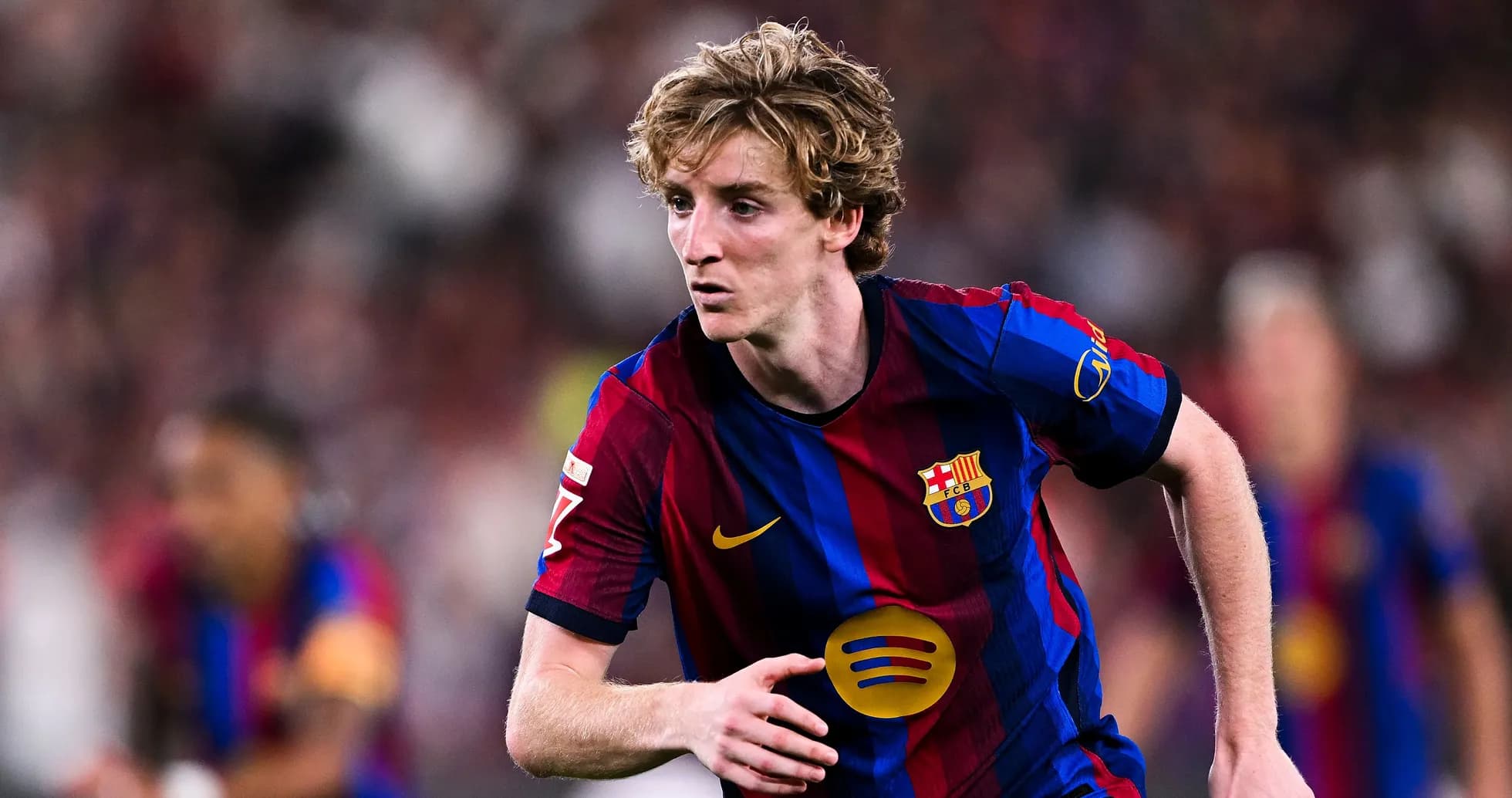 Jugador de Barcelona corriendo durante el partido Jugador de Barcelona corriendo durante el partido