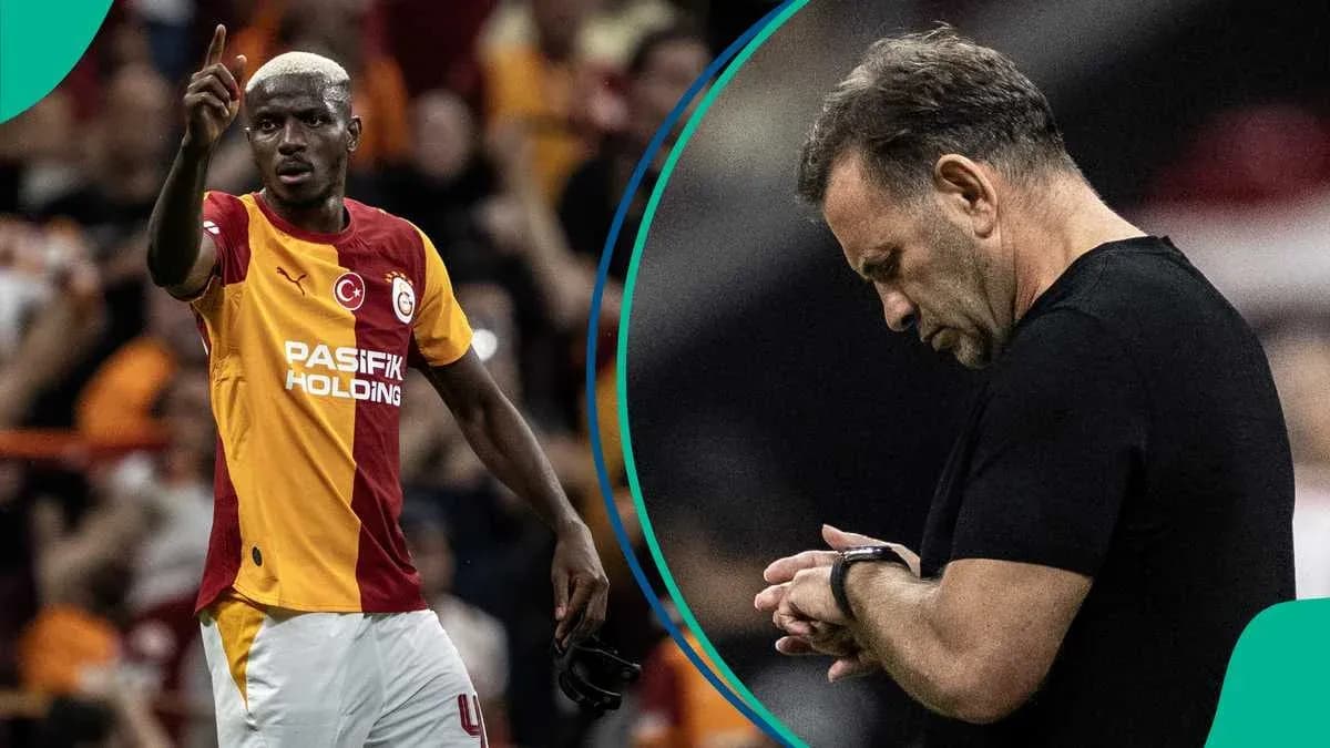 Jugador de Galatasaray señalando mientras entrenador observa Jugador de Galatasaray señalando mientras entrenador observa