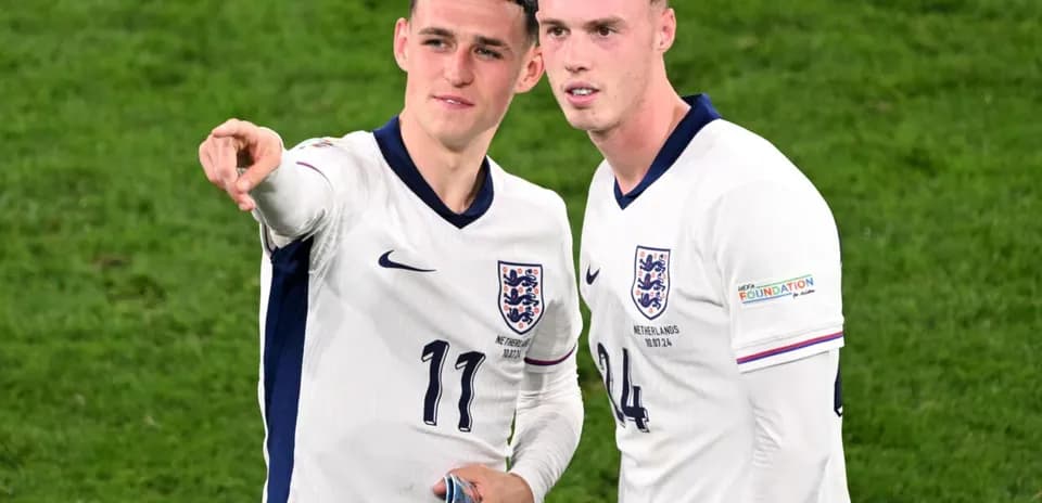 Dos jugadores de Inglaterra conversando en el campo Dos jugadores de Inglaterra conversando en el campo