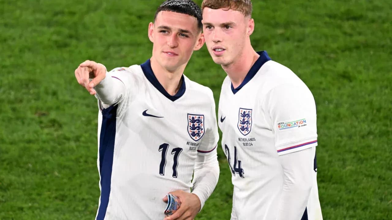 Dos jugadores de Inglaterra conversando en el campo Dos jugadores de Inglaterra conversando en el campo