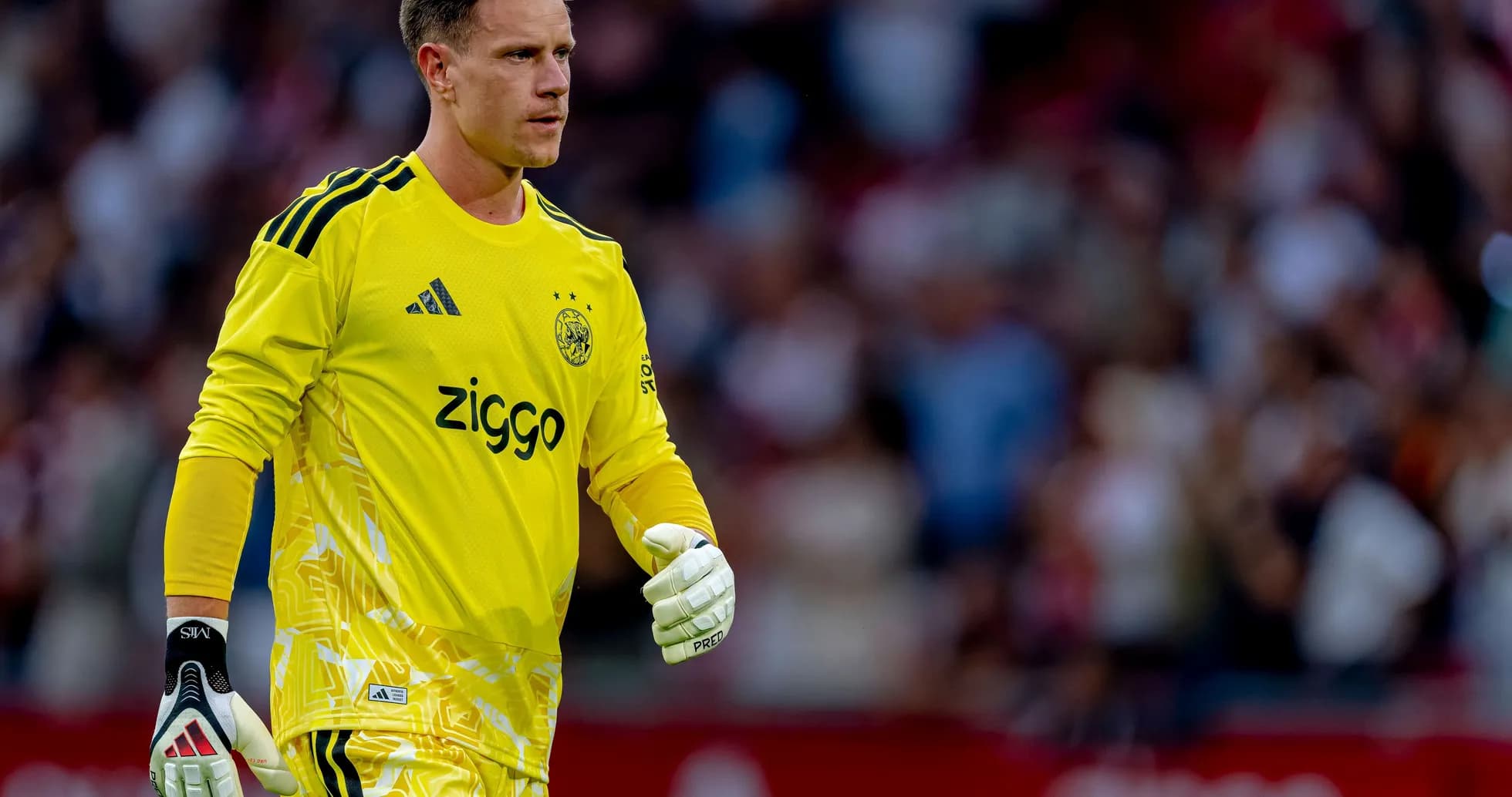 Portero de Ajax con uniforme amarillo en el campo Portero de Ajax con uniforme amarillo en el campo