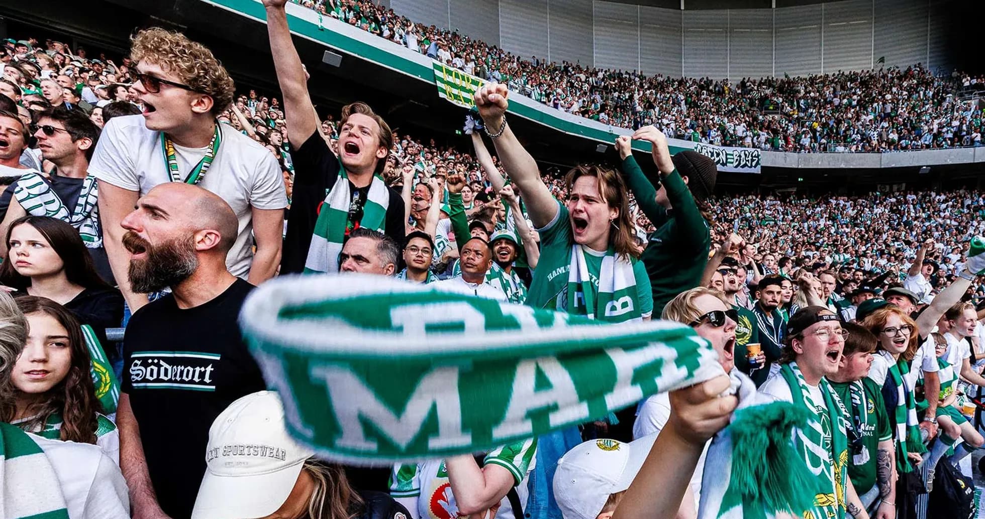 Aficionados de Hammarby FF animando en el estadio Aficionados de Hammarby FF animando en el estadio