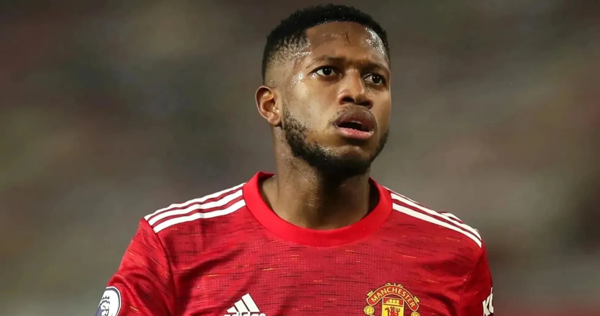 Jugador de Manchester United en uniforme rojo Jugador de Manchester United en uniforme rojo