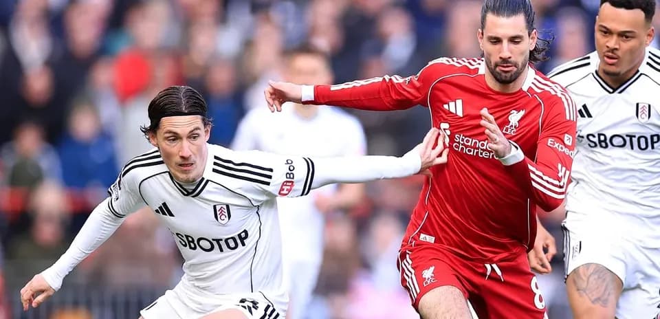 Jugadores de Fulham y Liverpool luchando por el balón Jugadores de Fulham y Liverpool luchando por el balón