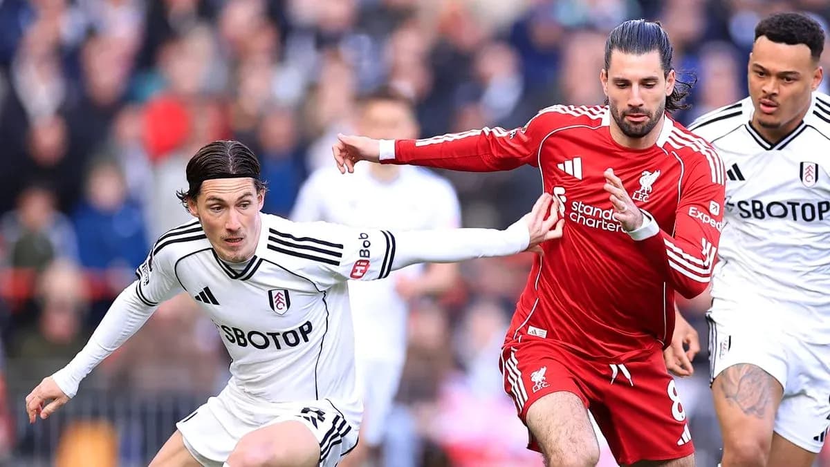 Jugadores de Fulham y Liverpool luchando por el balón Jugadores de Fulham y Liverpool luchando por el balón