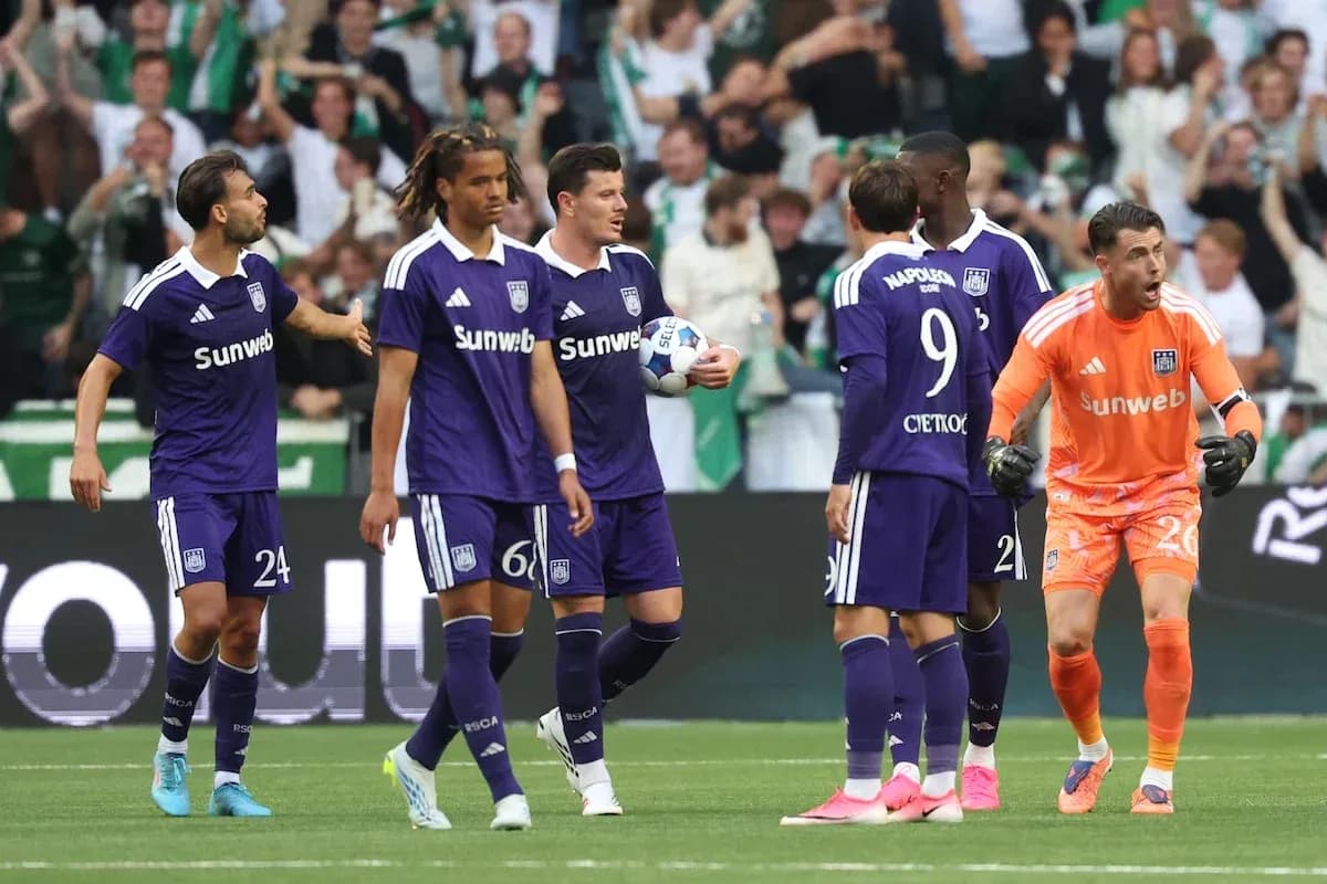 Jugadores de Anderlecht celebrando un gol Jugadores de Anderlecht celebrando un gol