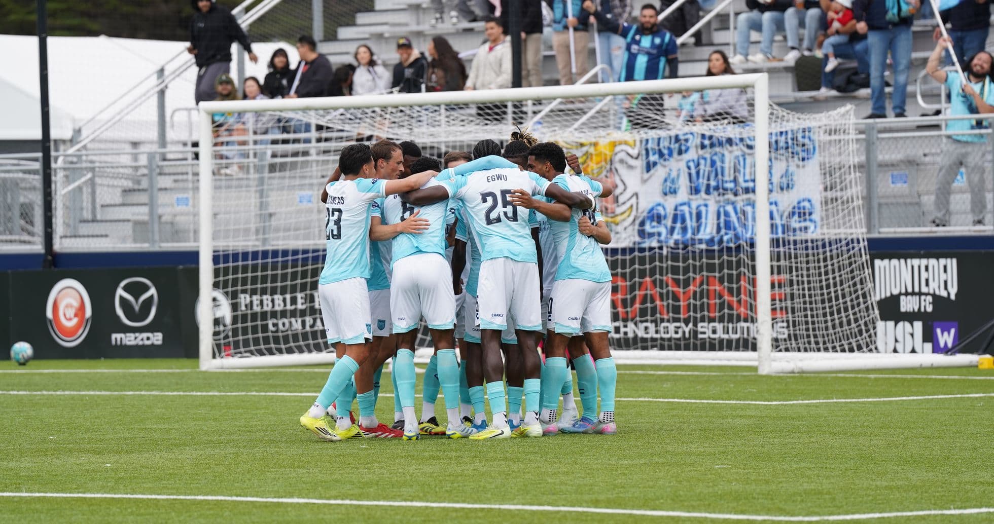Jugadores de Monterey Bay celebrando un gol Jugadores de Monterey Bay celebrando un gol
