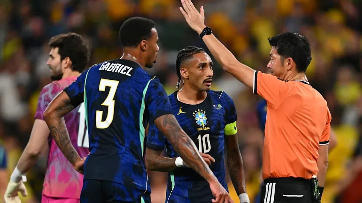 Jugadores de Brasil discutiendo con el árbitro Jugadores de Brasil discutiendo con el árbitro
