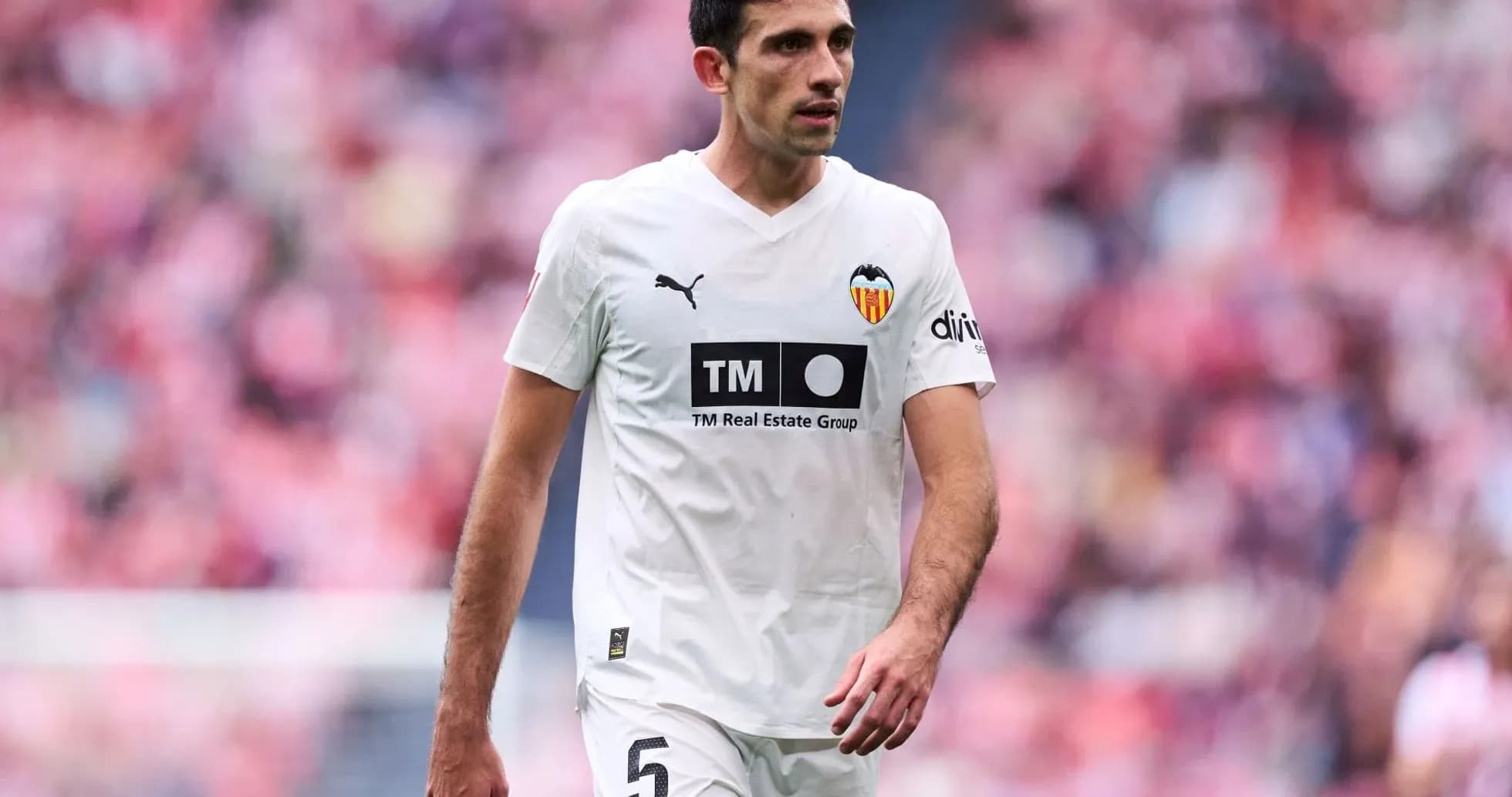 Jugador de Valencia caminando en el campo Jugador de Valencia caminando en el campo