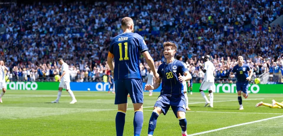 Jugadores de Bosnia celebrando un gol Jugadores de Bosnia celebrando un gol