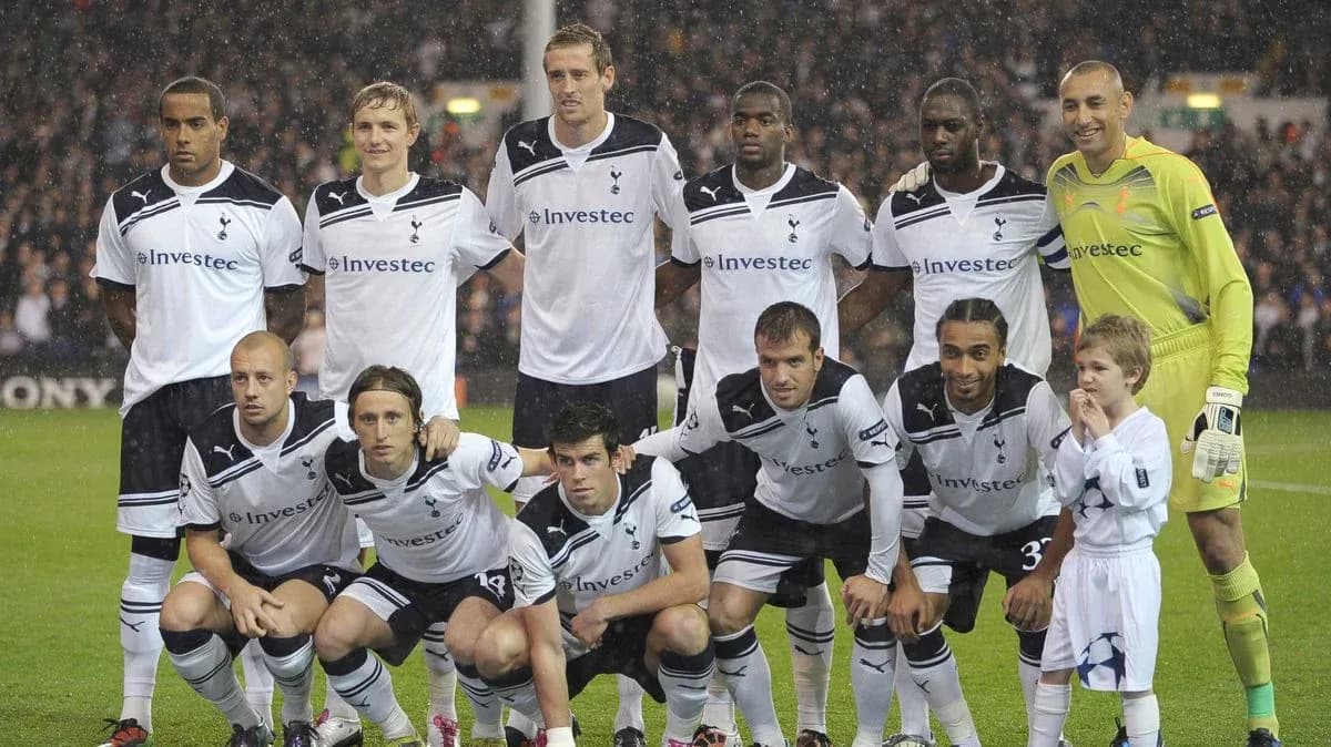 Equipo de Tottenham Hotspur posando con un niño Equipo de Tottenham Hotspur posando con un niño