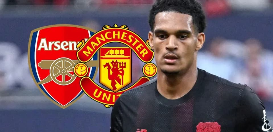 Jugador en primer plano con escudos de Arsenal y Manchester United Jugador en primer plano con escudos de Arsenal y Manchester United