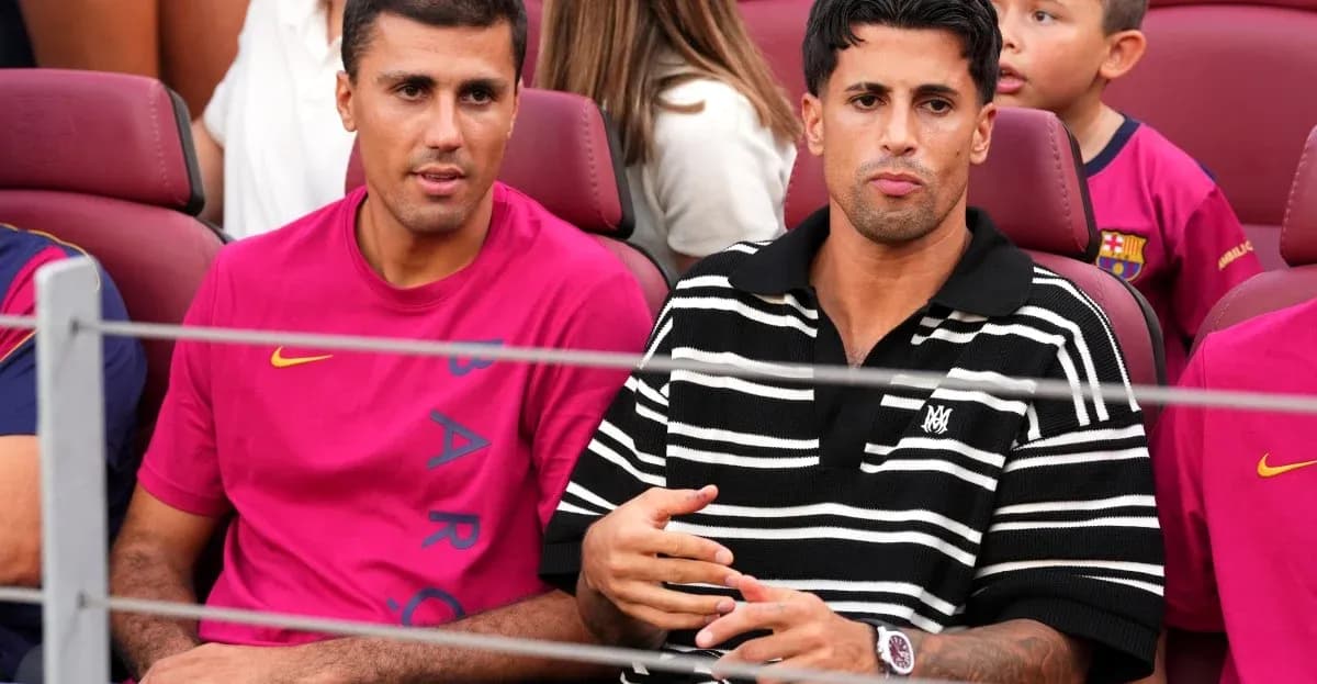 Dos jugadores sentados en el estadio de fútbol Dos jugadores sentados en el estadio de fútbol