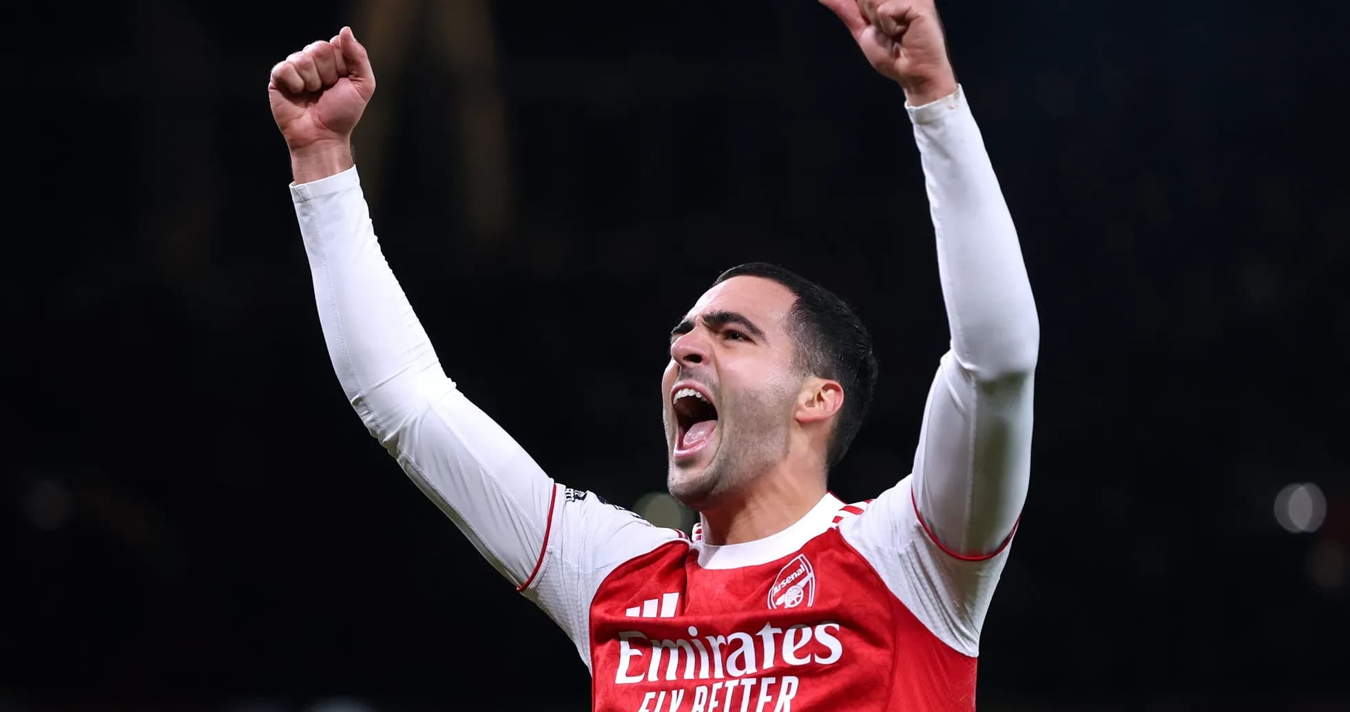 Jugador del Arsenal celebrando con los brazos en alto Jugador del Arsenal celebrando con los brazos en alto