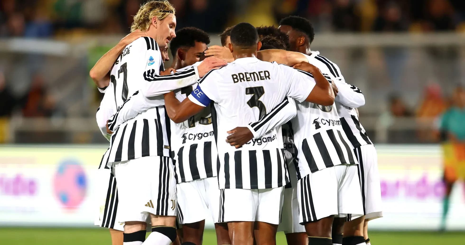 Jugadores de Juventus celebrando un gol Jugadores de Juventus celebrando un gol