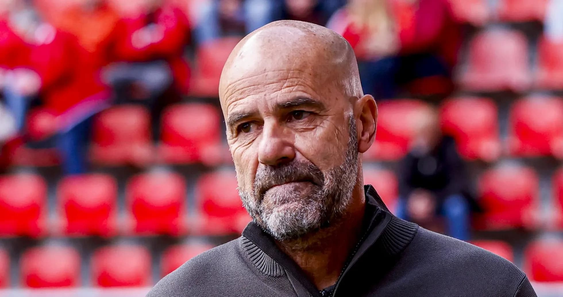 Entrenador observando el partido desde la línea de banda Entrenador observando el partido desde la línea de banda