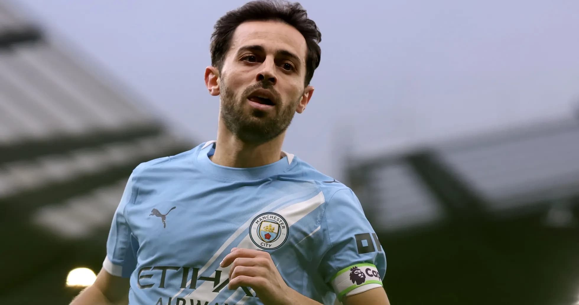 Jugador de Manchester City corriendo durante el partido Jugador de Manchester City corriendo durante el partido