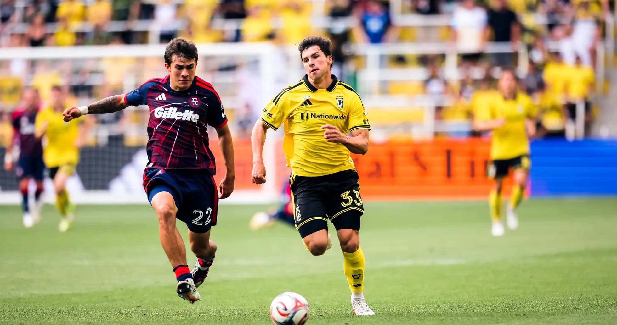 Jugador de DC United persiguiendo a un jugador de Columbus Crew Jugador de DC United persiguiendo a un jugador de Columbus Crew