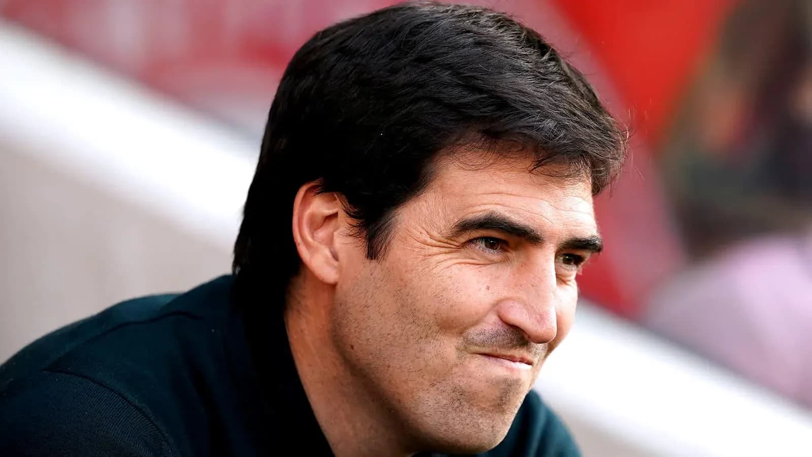 Entrenador observando el partido desde la banca Entrenador observando el partido desde la banca