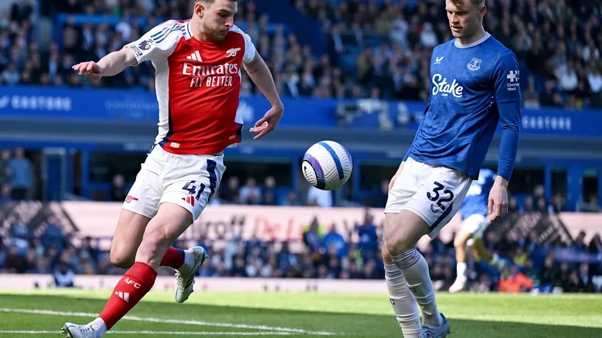 Jugador de Arsenal despejando el balón ante rival de Everton Jugador de Arsenal despejando el balón ante rival de Everton