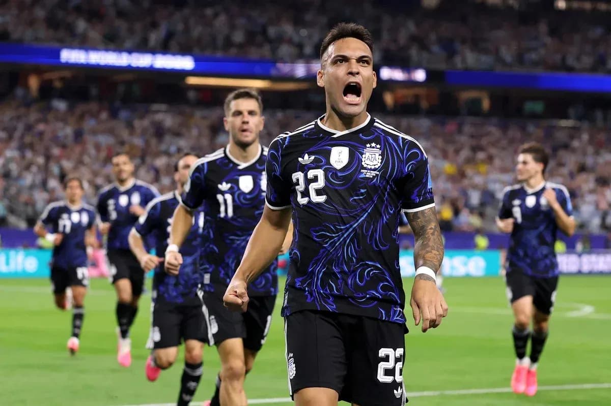 Lautaro Martínez celebra un gol con compañeros de Argentina Lautaro Martínez celebra un gol con compañeros de Argentina