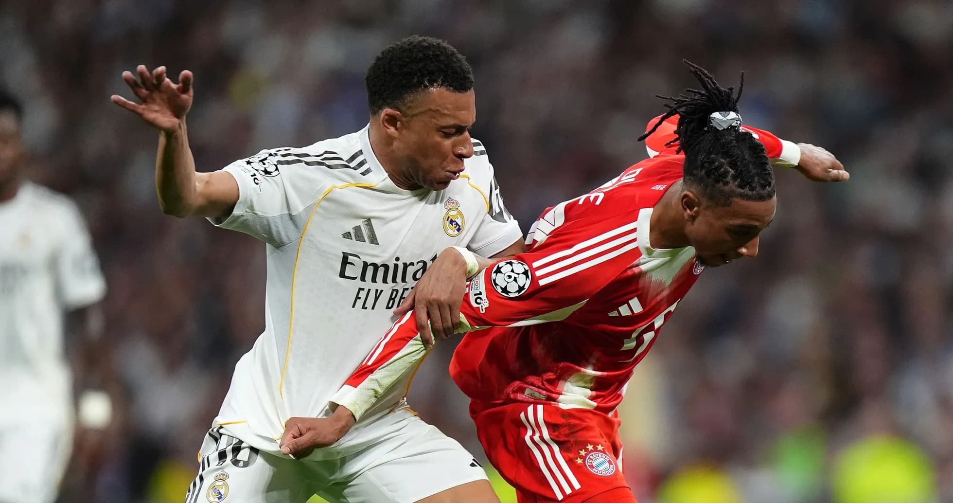 Jugador de Real Madrid y Bayern luchando por el balón Jugador de Real Madrid y Bayern luchando por el balón