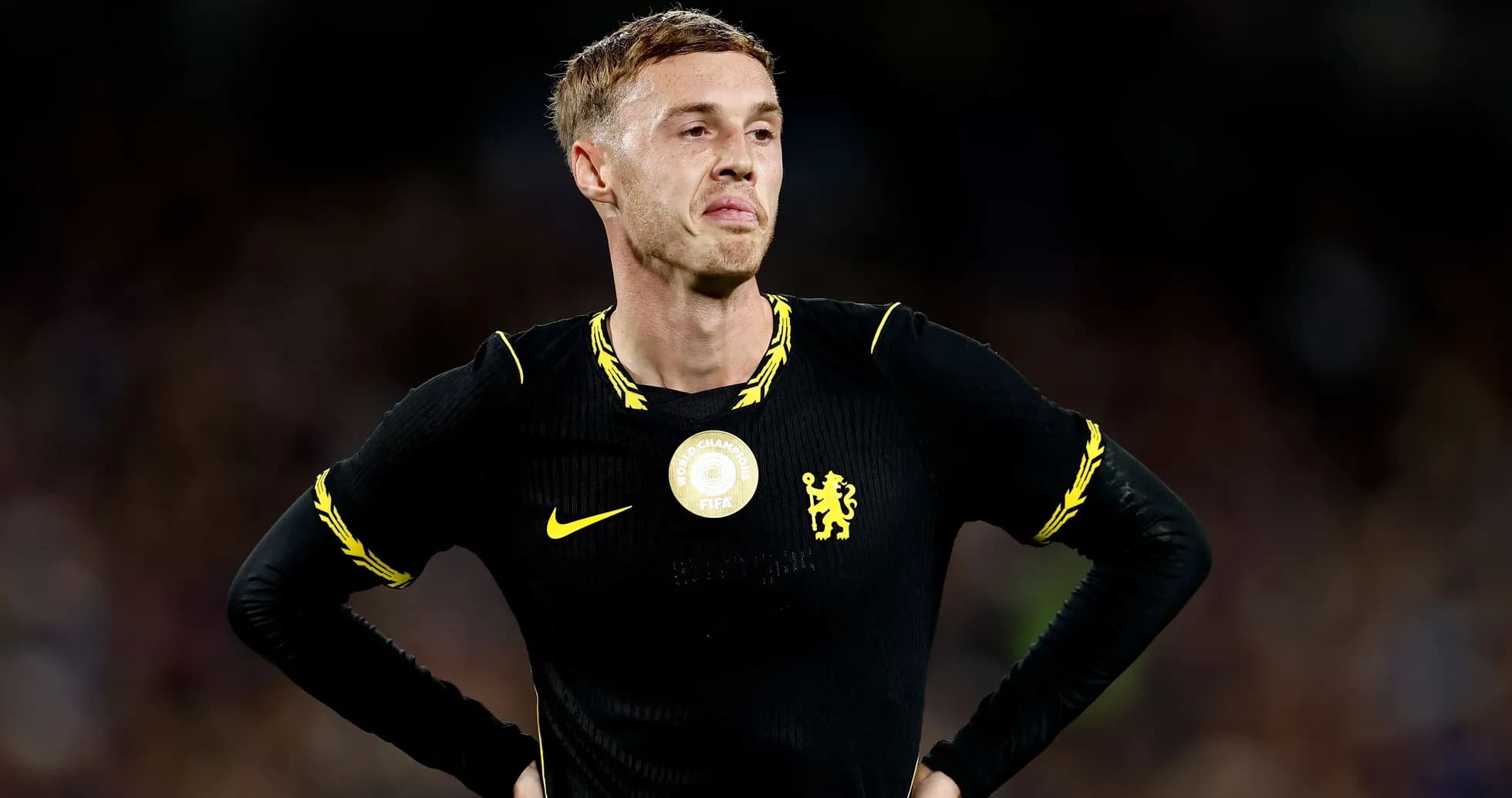 Jugador de Chelsea con camiseta negra en el campo Jugador de Chelsea con camiseta negra en el campo