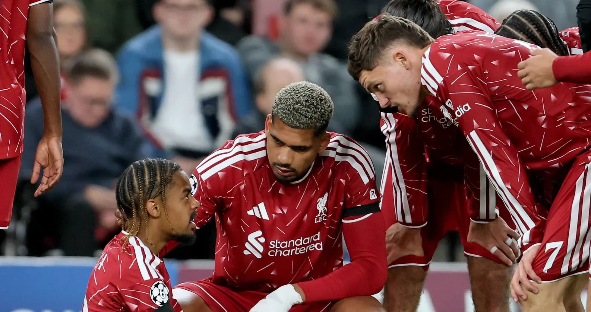 Jugadores de Liverpool reunidos durante un partido Jugadores de Liverpool reunidos durante un partido