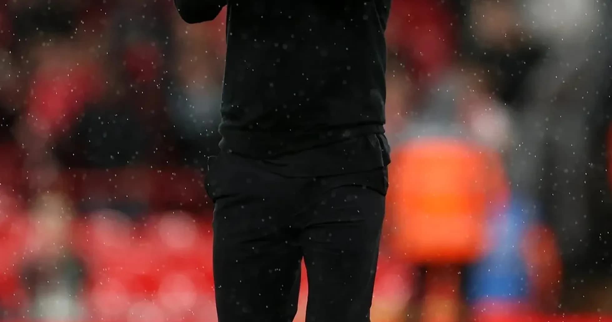 Entrenador aplaudiendo en el campo durante el partido Entrenador aplaudiendo en el campo durante el partido