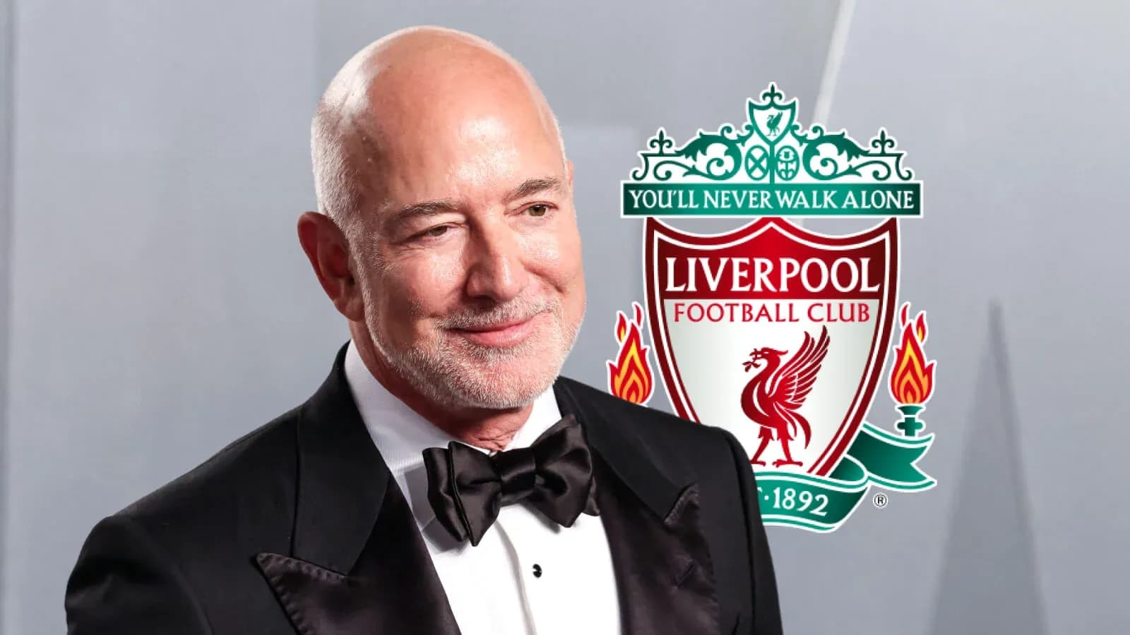 Hombre sonriendo con logo de Liverpool detrás Hombre sonriendo con logo de Liverpool detrás